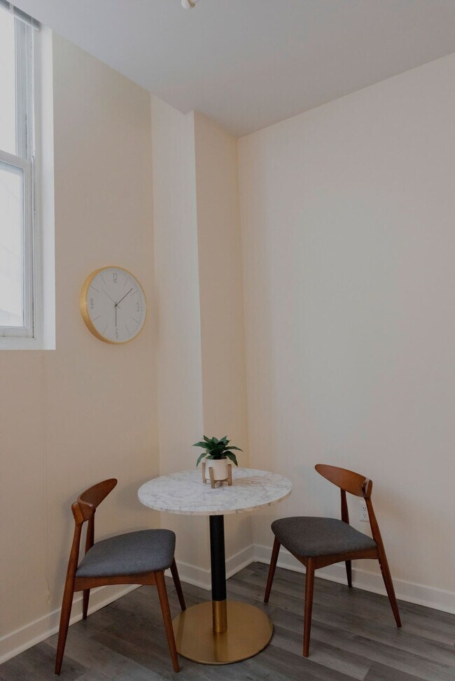 Building Photo - 125 W Market St