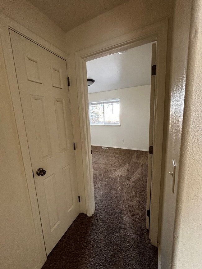 Building Photo - SE Bend House, Gas Heat/Fireplace, Fenced Yard, Dbl. Garage, Pets Considered!