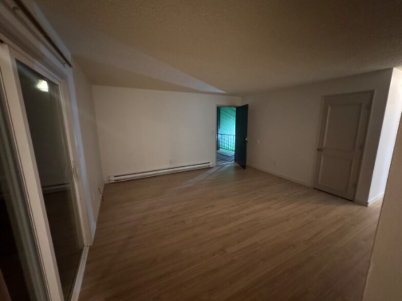 Building Photo - 297 Main St W