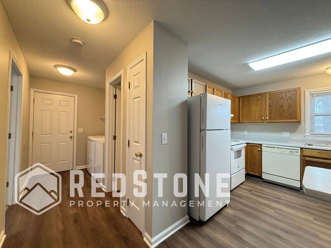 Building Photo - 921 E Haggard Ave