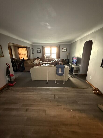 Living Space - 1960 Lincoln Ave #4