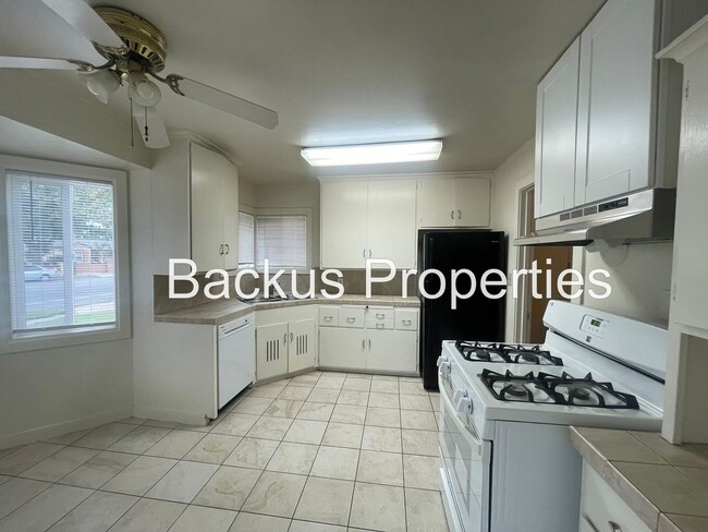 Building Photo - Wonderful duplex unit in North Salinas