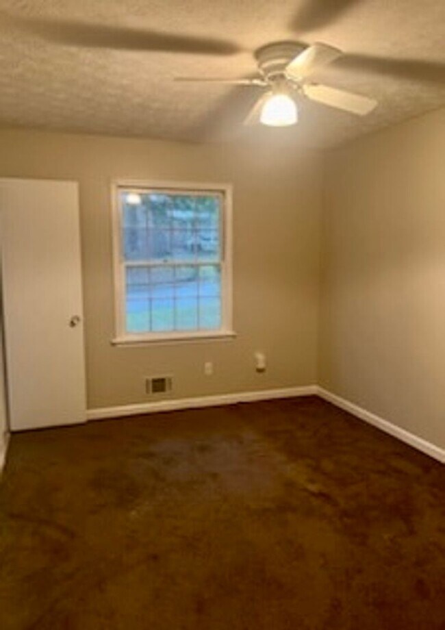 Building Photo - Tons of space and room to entertain!!