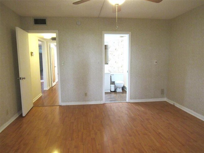 Building Photo - 2804 Victoria Way