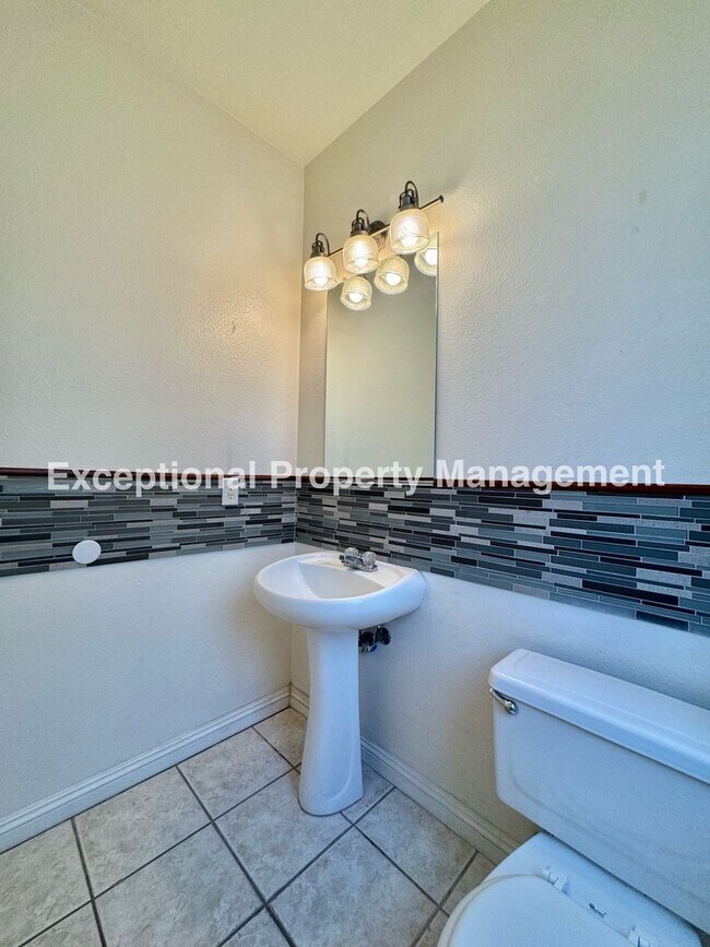 Building Photo - Beautiful Golf Course Home