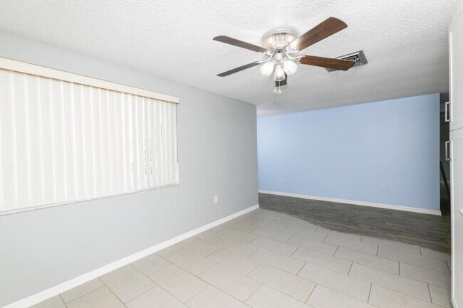 Building Photo - 12111 Meadowbrook Ln