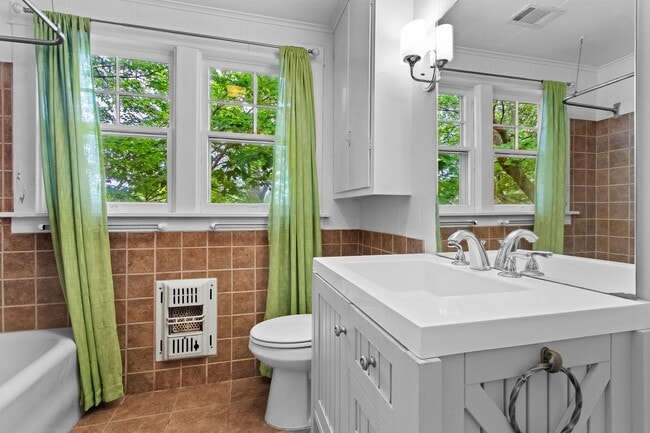 Building Photo - Unique, Charming and Spacious Fayetteville Home!