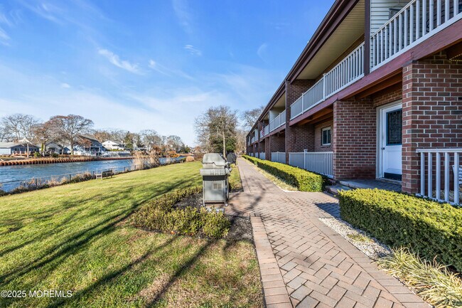 Building Photo - 1641 Elm Ave