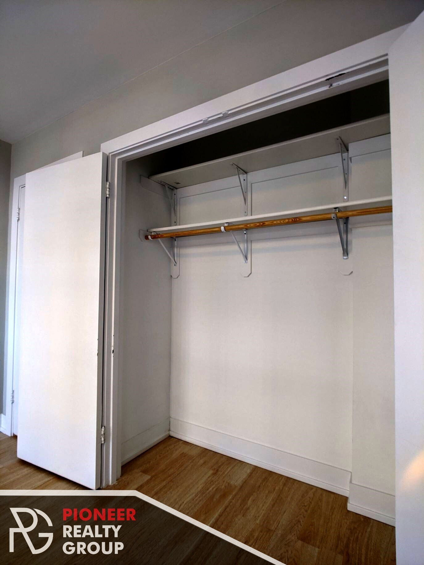 Building Photo - 429 W Wellington Ave