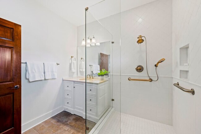 Building Photo - 475 Cuscowilla Dr