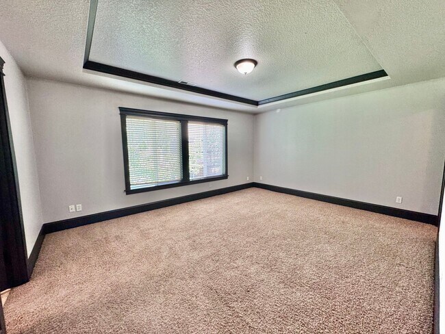 Building Photo - GORGEOUS Townhome...  LOCATION , LOCATION near Peace Health Hospital
