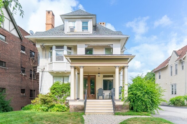 Building Photo - FG Rooms and Short Term Rentals