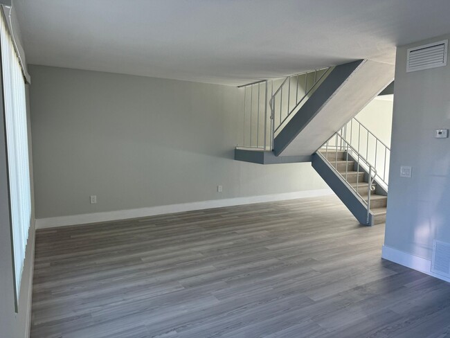 Building Photo - Fully renovated Condo