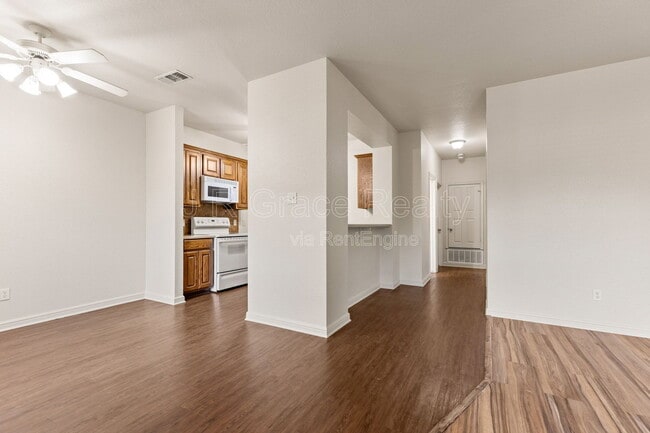 Building Photo - 2100 Breezy Dr