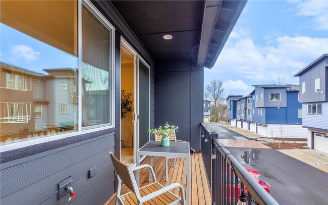 Building Photo - Modern Fully Air-Conditioned Luxury Home in Canyon Park