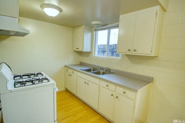 Building Photo - 511 Country Village Dr