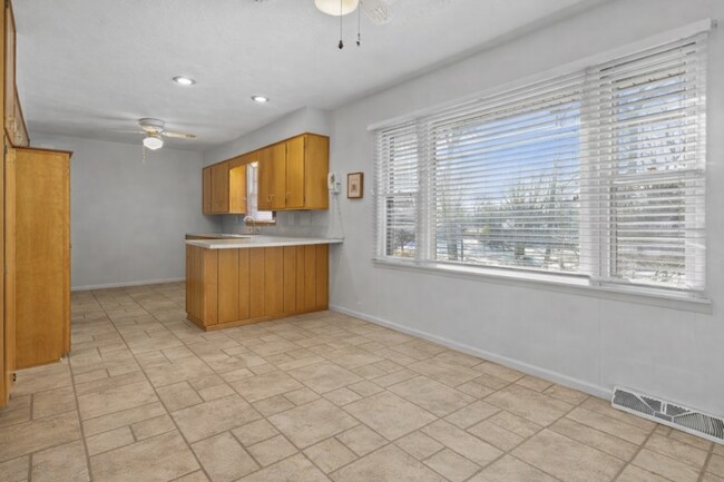 Building Photo - SUMMER SPECIAL! Beautiful 3 bedroom house on Bloomington's Eastside - Available Now!