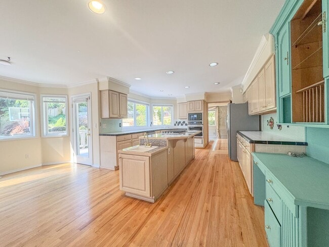 Building Photo - 4 Bedroom 3 Bath Spacious Home in Bellevue