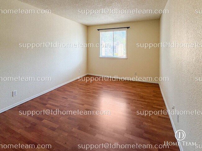 Building Photo - "Charming 2-Bed Condo in Bellevue with 923 Sq Ft of Comfort!"