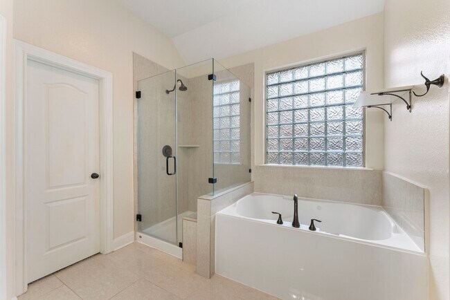 Building Photo - 102 Buck Trail Pl