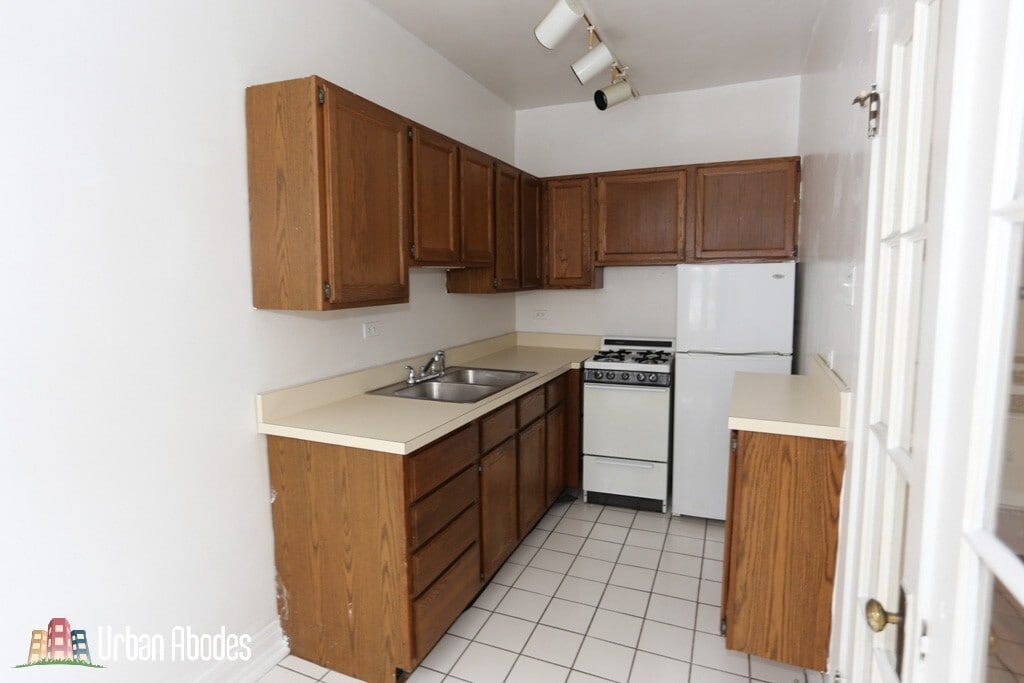 Building Photo - 523 W Melrose St