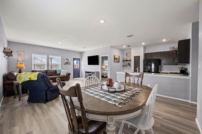 Building Photo - 2402 Sunray Ct