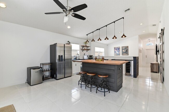 Building Photo - 5690 Green Island Dr