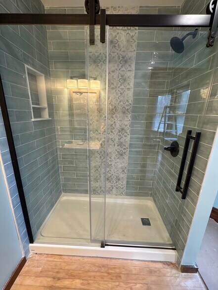 tiled shower - 90 High St