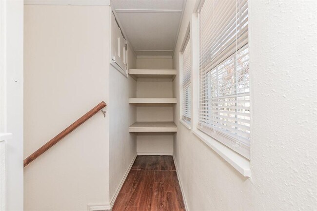 Building Photo - 103 Hackberry Ln