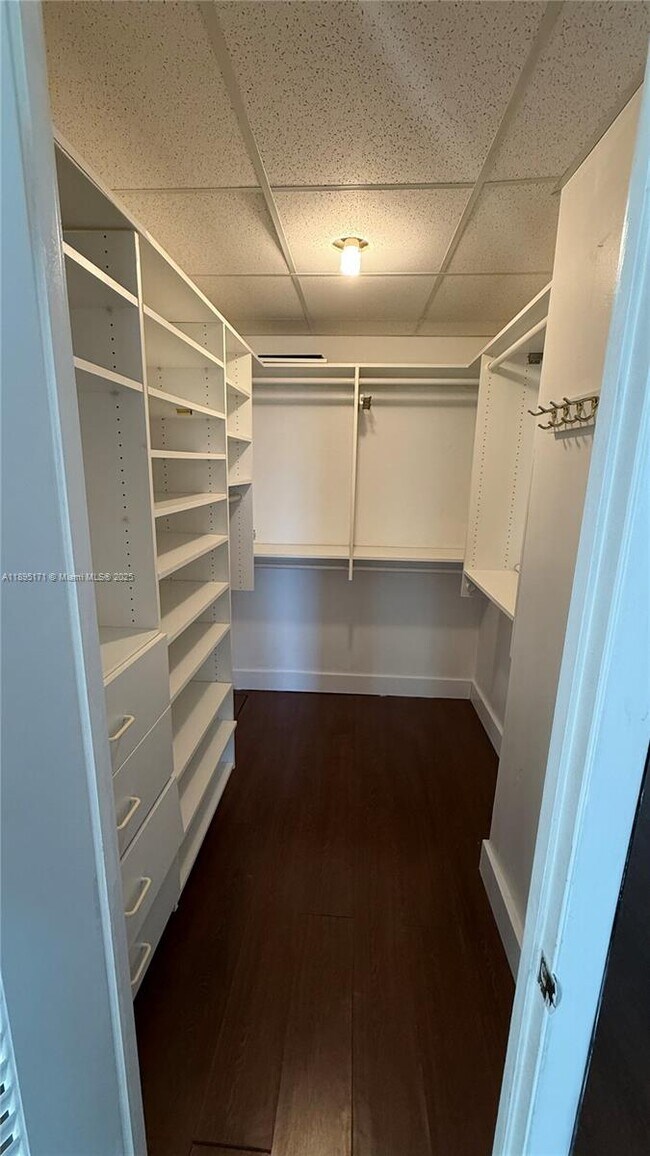 Building Photo - 9800 W Bay Harbor Dr