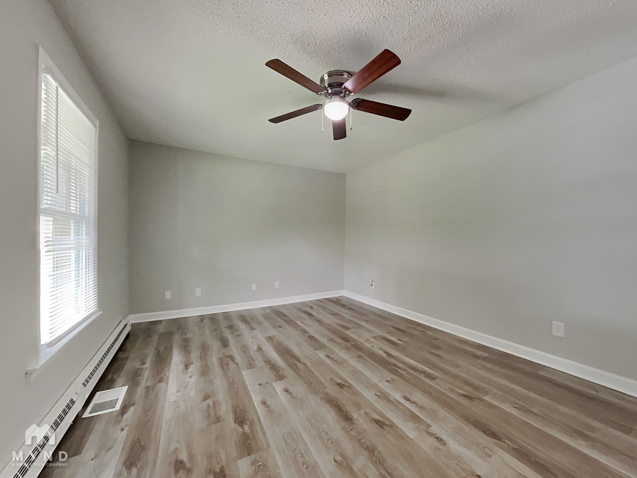 Building Photo - 621 E Centerview St