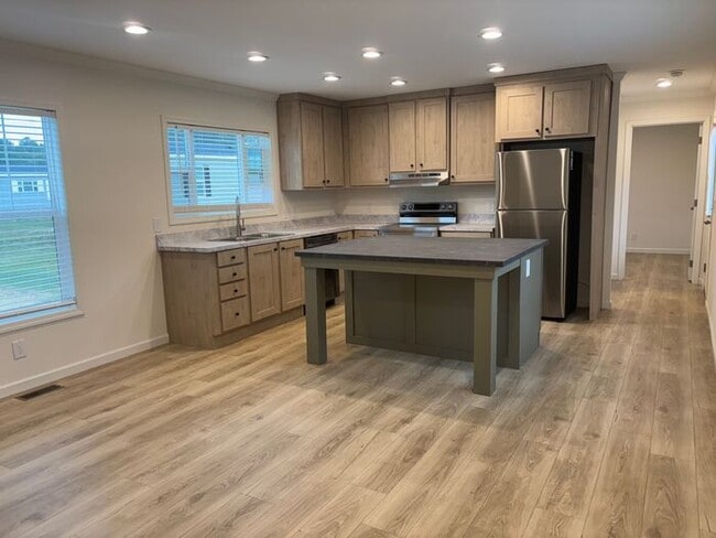 Building Photo - 205 Plum Dr