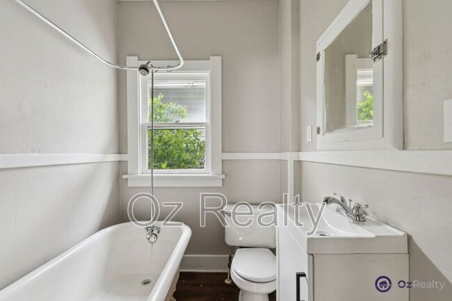 Building Photo - 2027 Berkshire Pl