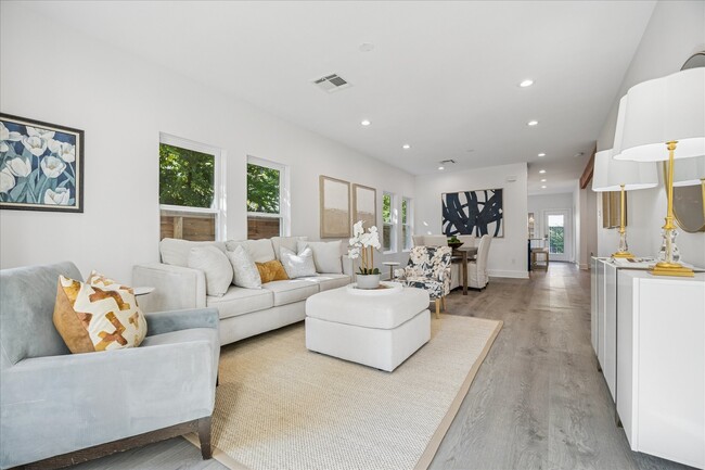 Building Photo - 515 E 9th St