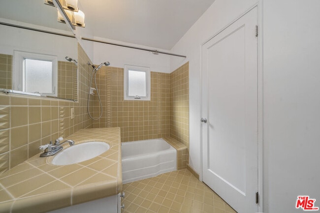 Building Photo - 1142 Garfield Ave