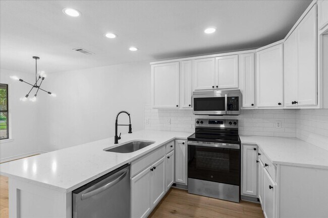 Building Photo - 910 Willow Dr