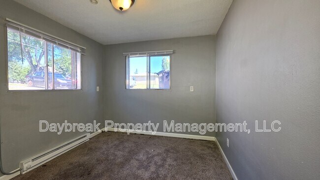 Building Photo - 32 10th Ave N