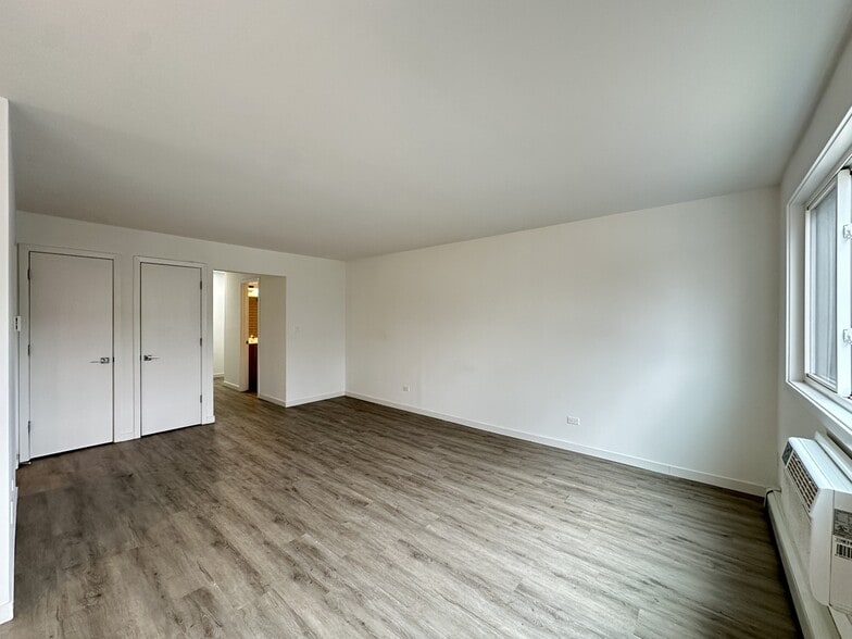 Building Photo - 7621 N Sheridan Rd