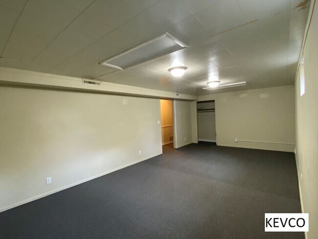 Building Photo - Incredibly Spacious House!
