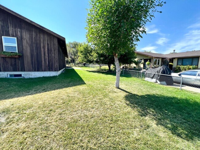 Building Photo - Pet Friendly 4 Bed 2 Bath Single Family Home, with Fenced Yard and Garage on Westside of Helena!