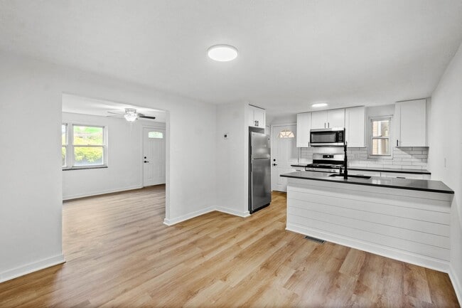 Building Photo - AVAILABLE OCT 1ST!! GORGEOUS 2 BEDROOM HOU...