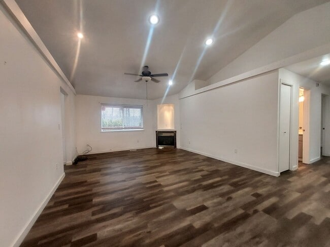 Building Photo - 4 bedroom 2.75 bath, Huge Fenced Yard with Landscaping Included!!