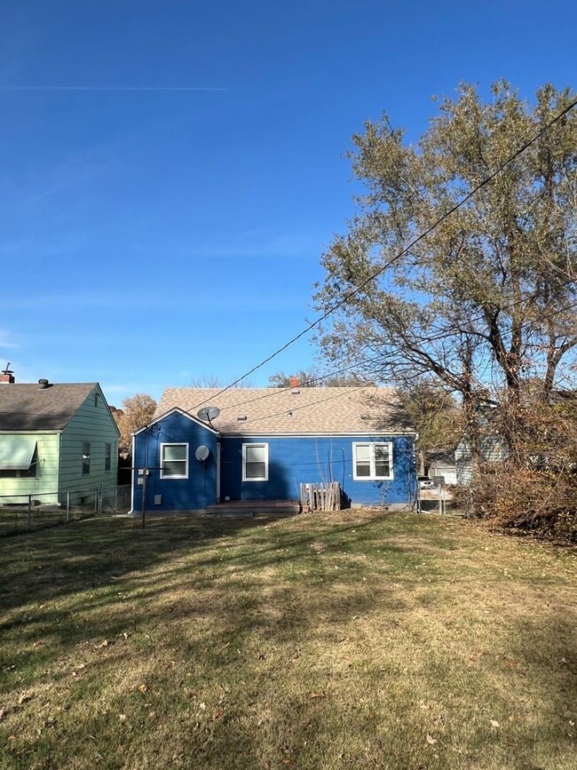 Building Photo - Move-In Ready 3-Bed Home with Downstairs B...