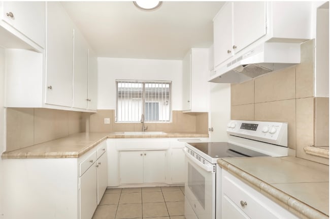 Building Photo - 400 E Live Oak St