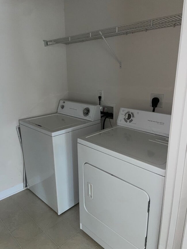 Building Photo - 2 BED, 2 BATH CONDO LOCATED IN GREENSBORO!