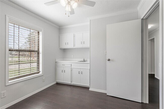 Building Photo - 2800 Lake Rd