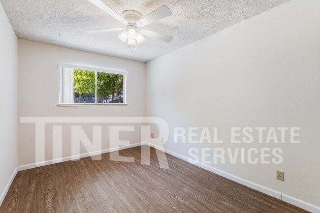 Building Photo - 5535 E Knoll Dr