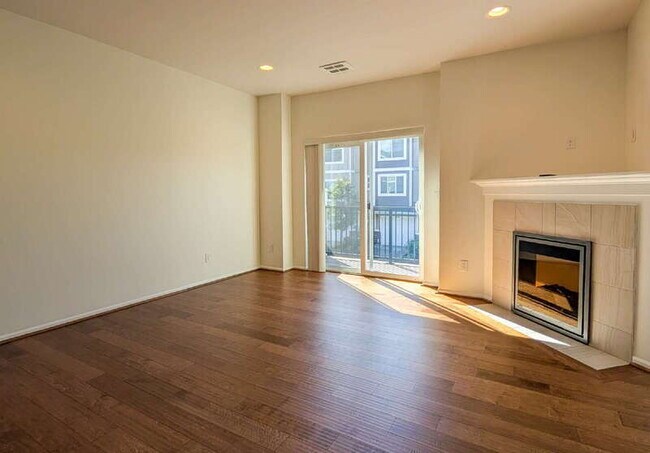 Building Photo - 3403 30th Dr