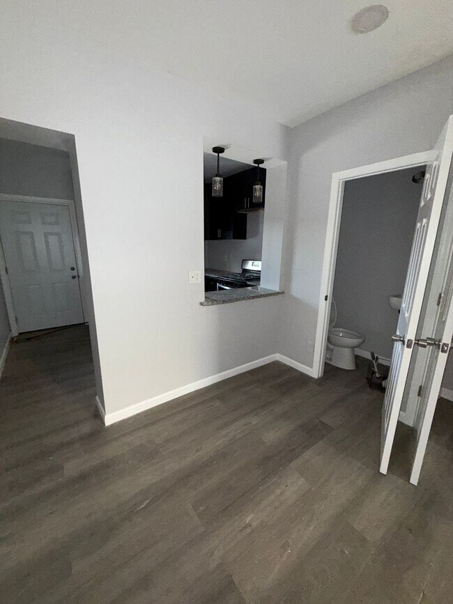 Building Photo - 27 E Rittenhouse St