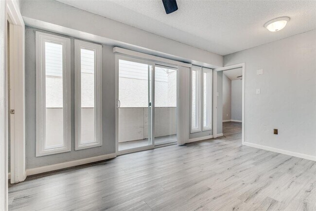 Building Photo - 4 Oakbrook Dr